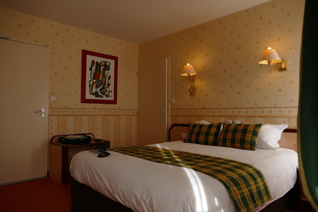 Logis Hotels Le Champalud Restaurant La Citadelle Oree-d'Anjou Quarto foto
